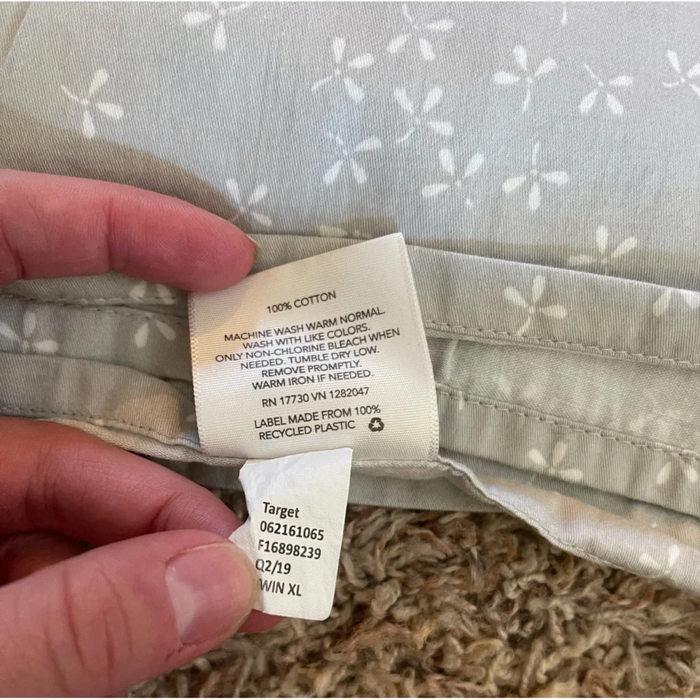 Threshold Twin XL bundle - 1 pillowcase, 1 flat sheet, 1 fitted sheet, 1 cover - Picture 4 of 8